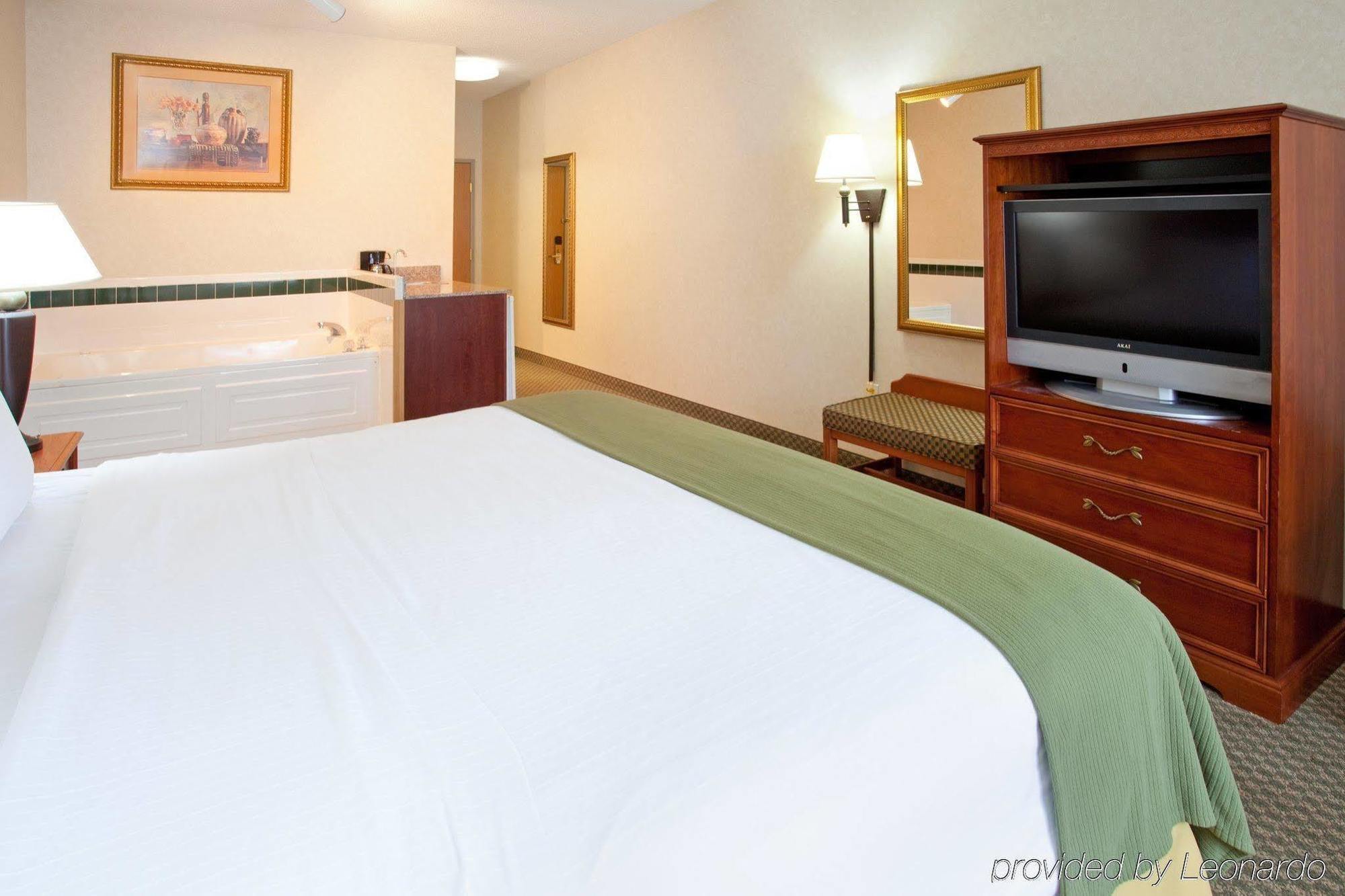 Holiday Inn Express Hotel & Suites Elkhart-South, An Ihg Hotel 객실 사진